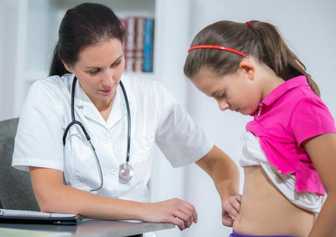 Un copil cu suspiciunea unei invazii helmintice la numirea unui medic